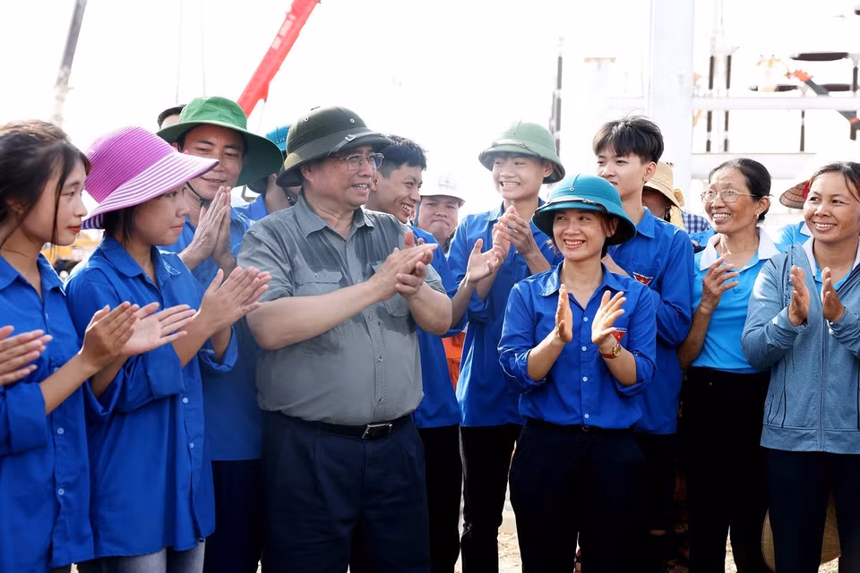 Thủ tướng Phạm Minh Chính động viên thanh niên trên công trường Dự án Trạm biến áp 500 kV Thanh Hóa tại xã Thiệu Phúc, huyện Thiệu Hóa, tỉnh Thanh Hóa. (Ảnh: Dương Giang/TTXVN)