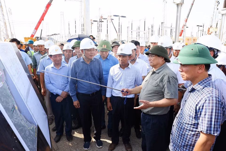 Thủ tướng Phạm Minh Chính kiểm tra tiến độ thi công Dự án Trạm biến áp 500 kV Thanh Hóa tại xã Thiệu Phúc, huyện Thiệu Hóa, tỉnh Thanh Hóa. (Ảnh: Dương Giang/TTXVN)