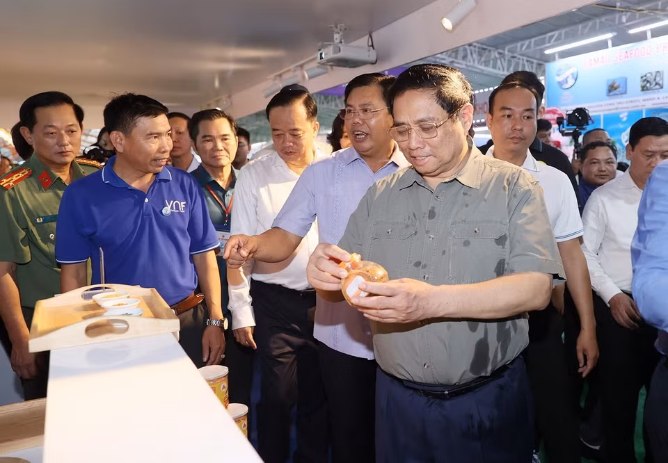 Thủ tướng Phạm Minh Chính tham quan gian trưng bày sản phẩm nuôi và chế biến tôm tại Festival tôm Cà Mau 2023. (Ảnh: Dương Giang/TTXVN)