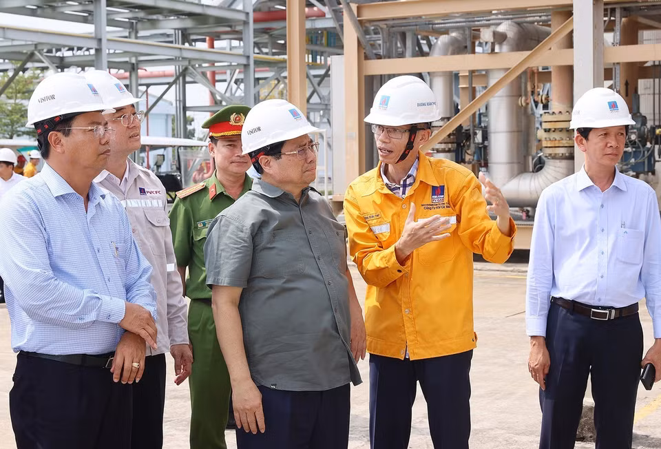 Thủ tướng Phạm Minh Chính thị sát Nhà máy Xử lý Khí Cà Mau. (Ảnh: Dương Giang/TTXVN)