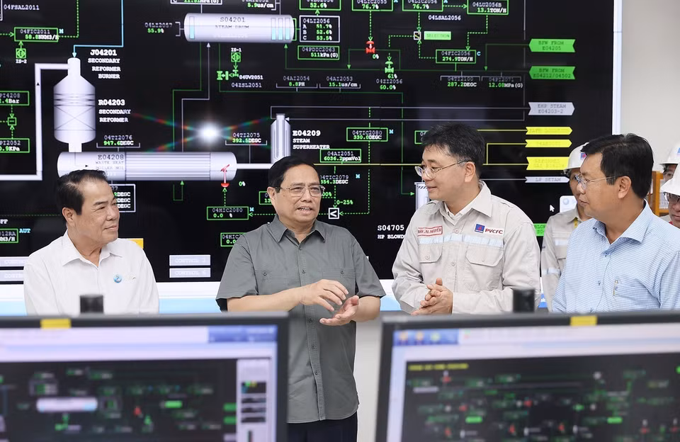 Thủ tướng Phạm Minh Chính kiểm tra tình hình sản xuất của Nhà máy Điện Cà Mau 2. (Ảnh: Dương Giang/TTXVN)