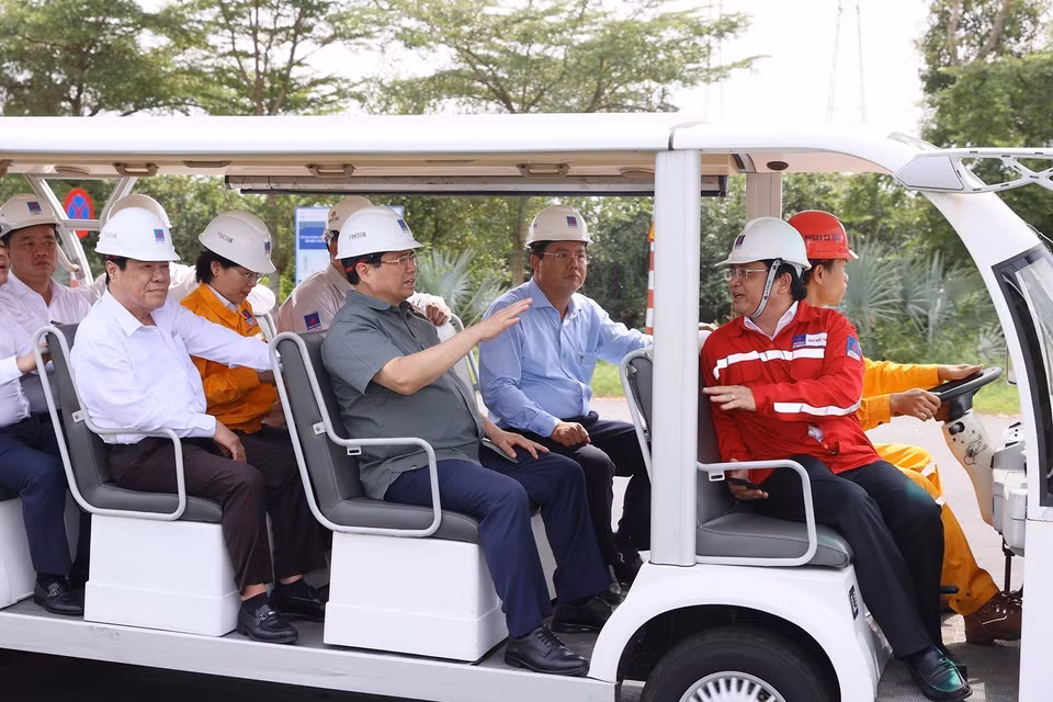 Thủ tướng Phạm Minh Chính thị sát Nhà máy Điện Cà Mau 2. (Ảnh: Dương Giang/TTXVN)