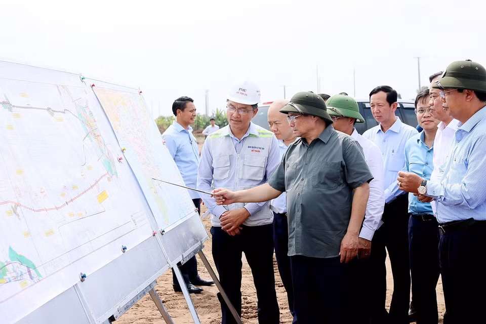 Thủ tướng Phạm Minh Chính kiểm tra tiến độ Dự án Đường bộ Cao tốc Cà Mau-Cần Thơ. (Ảnh: Dương Giang/TTXVN)
