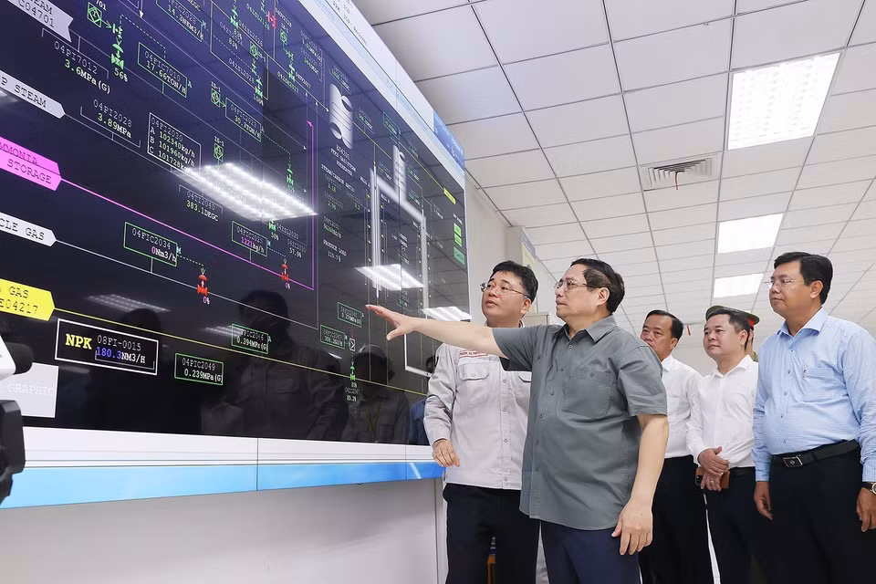 Thủ tướng Phạm Minh Chính kiểm tra tình hình sản xuất của Nhà máy Điện Cà Mau 2. (Ảnh: Dương Giang/TTXVN)
