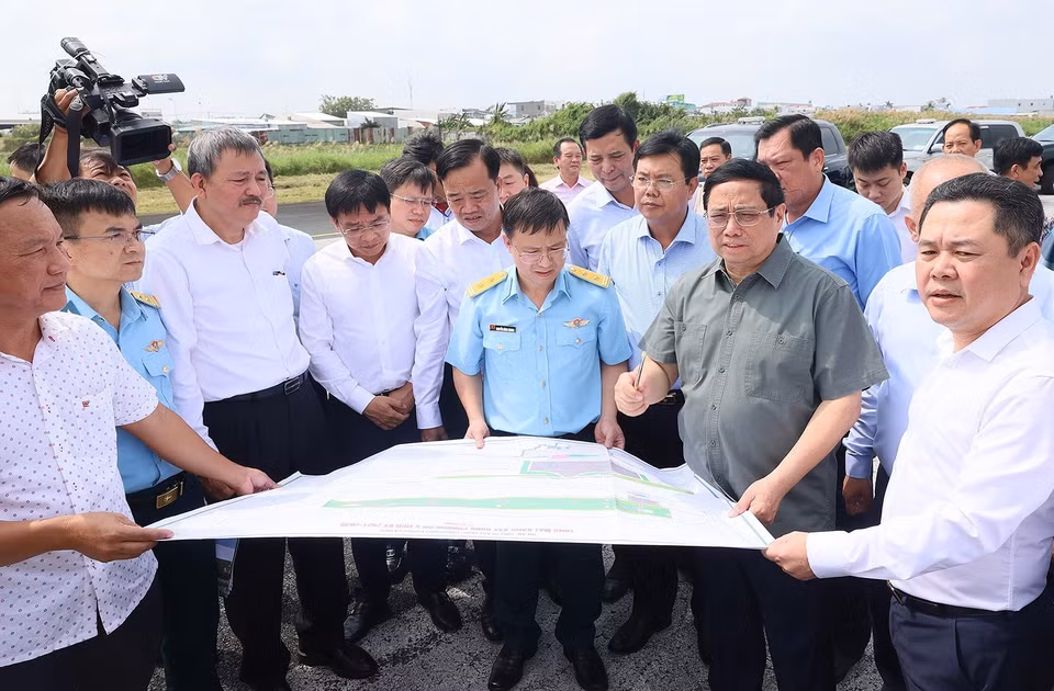 Thủ tướng Phạm Minh Chính cùng đại diện các nhà quản lý, đầu tư, thi công. (Ảnh: Dương Giang/TTXVN)