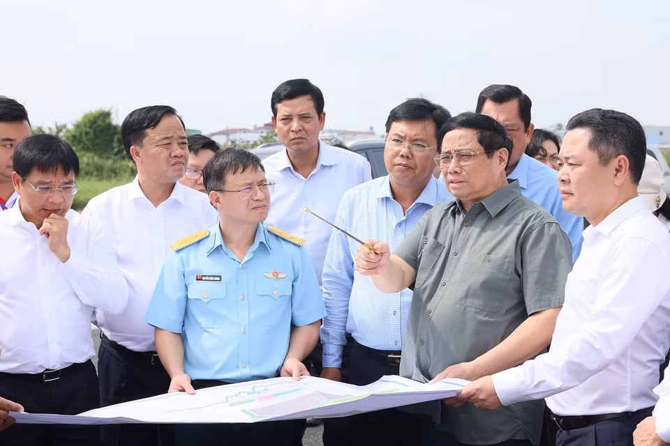 Thủ tướng Phạm Minh Chính cùng đại diện các nhà quản lý, đầu tư, thi công. (Ảnh: Dương Giang/TTXVN)