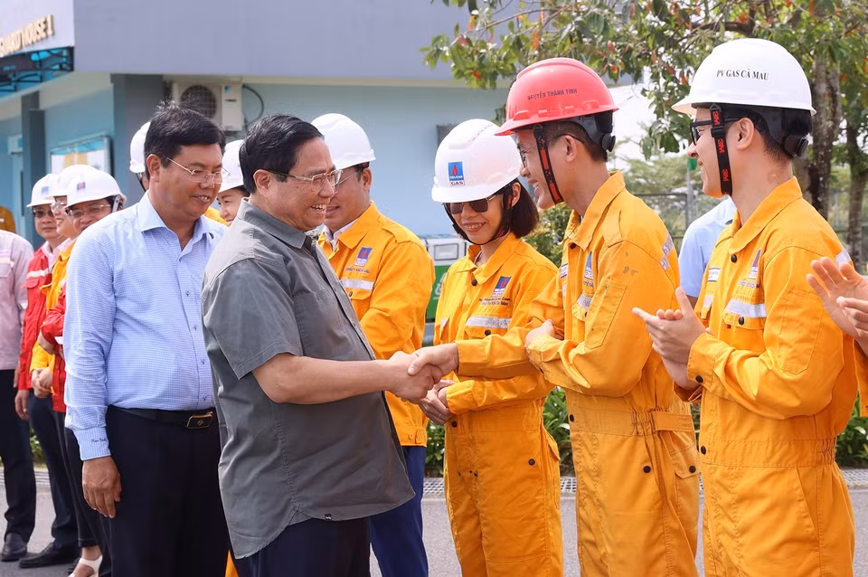 Thủ tướng Phạm Minh Chính với kỹ sư, công nhân Nhà máy Xử lý Khí Cà Mau. (Ảnh: Dương Giang/TTXVN)