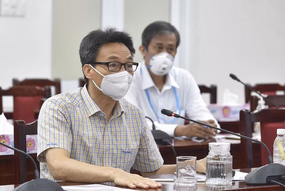 Phó Thủ tướng Vũ Đức Đam trao đổi với Lãnh đạo Quận 6. (Ảnh: TTXVN phát)