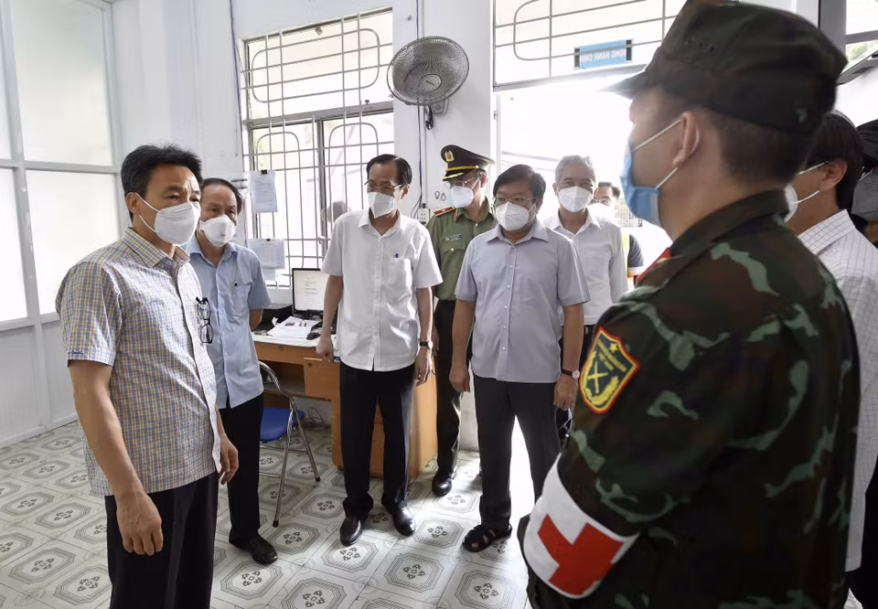 Phó Thủ tướng Vũ Đức Đam kiểm tra tại Trạm y tế lưu động Phường 11, Quận 6. (Ảnh: TTXVN phát)