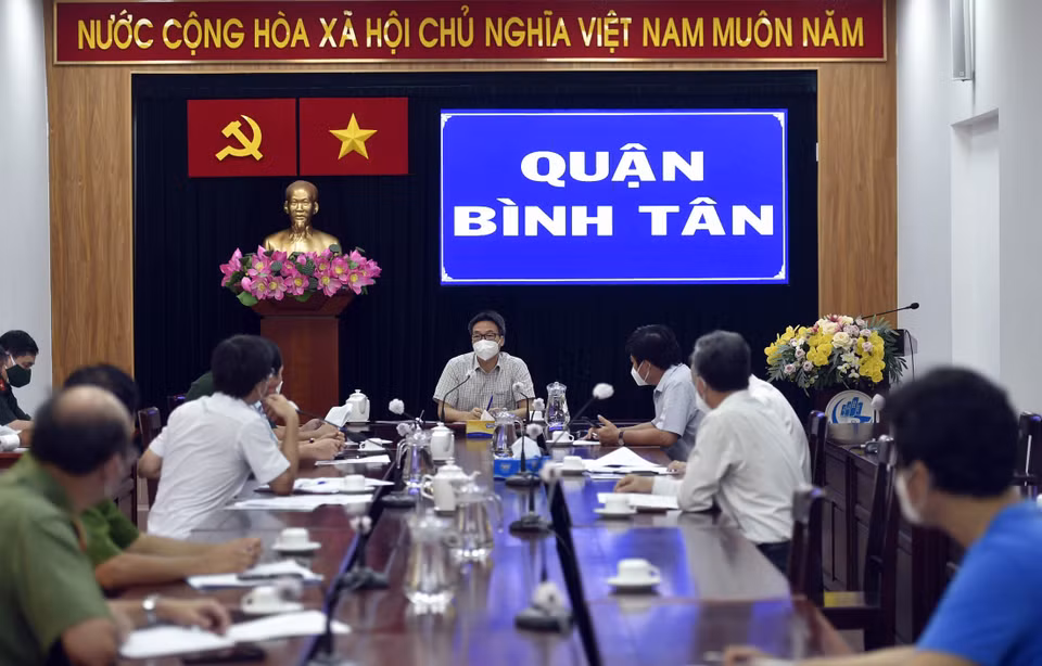 Phó Thủ tướng Vũ Đức Đam làm việc Lãnh đạo quận Bình Tân. (Ảnh: TTXVN phát)