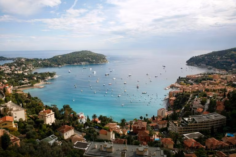 Villefranche-sur-Mer, một thị trấn đánh cá đẹp như tranh vẽ ở vùng Côte d'Azur của Pháp. Du khách có thể thấy mọi thứ từ những chiếc du thuyền đến chiến hạm trong cảng nước sâu ở đây. (Nguồn: NatGeo)