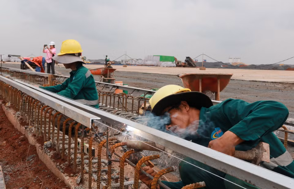 Công nhân làm hàng rào đường cất hạ cánh sân bay Long Thành. (Ảnh: Công Phong/TTXVN)