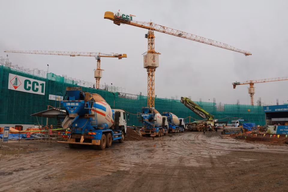 Máy móc, phương tiện thi công nhà ga hành khách sân bay Long Thành. (Ảnh: Công Phong/TTXVN)