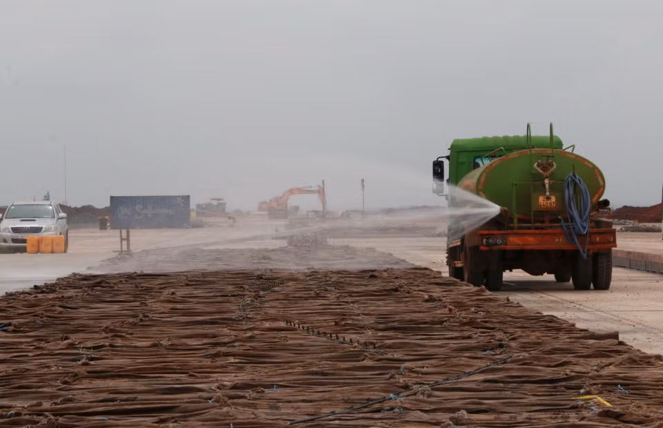 Tưới nước giữ ẩm cho bêtông đường cất hạ cánh sân bay Long Thành. (Ảnh: Công Phong/TTXVN)
