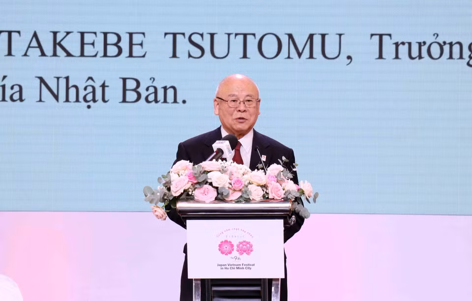Ông Takebe Tsutomu, Cố vấn đặc biệt Liên minh Nghị sỹ Hữu nghị Việt-Nhật, Trưởng Ban danh dự Ban Tổ chức Lễ hội Việt-Nhật 2024 phát biểu tại lễ khai mạc. (Ảnh: Xuân Khu/TTXVN)