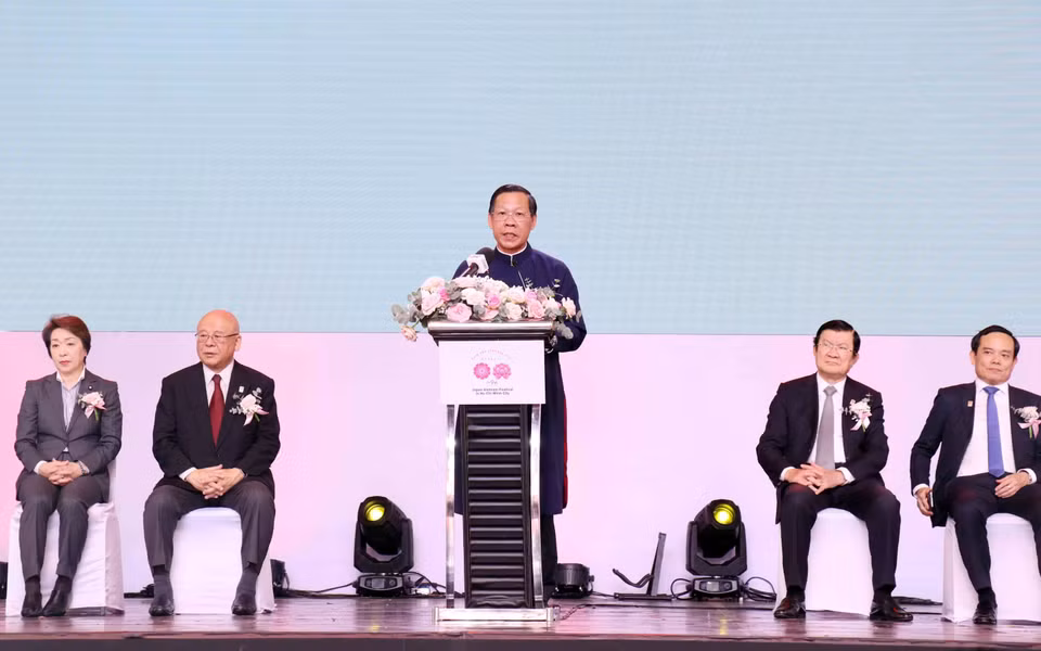 Ông Phan Văn Mãi, Chủ tịch Ủy ban Nhân dân Thành phố Hồ Chí Minh, Đồng Trưởng Ban Tổ chức Lễ hội Việt-Nhật 2024 phát biểu khai mạc Lễ hội. (Ảnh: Xuân Khu/TTXVN)