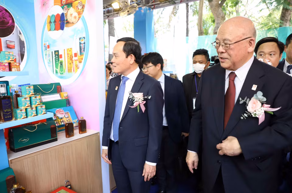 Ông Trần Lưu Quang (ngoài cùng bên trái), Phó Thủ tướng Chính phủ Việt Nam và ông Takebe Tsutomu, Cố vấn đặc biệt Liên minh Nghị sỹ Hữu nghị Việt-Nhật, Trưởng Ban danh dự Ban Tổ chức Lễ hội Việt-Nhật 2024 tham quan các gian hàng tại Lễ hội. (Ảnh: Xuân Khu/TTXVN)