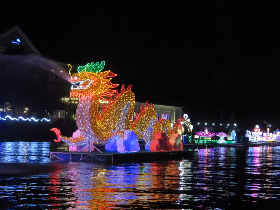Hình ảnh mô hình hoa đăng rồng phun nước điểm nhấn của sự kiện.(Ảnh: Ánh Tuyết/TTXVN)
