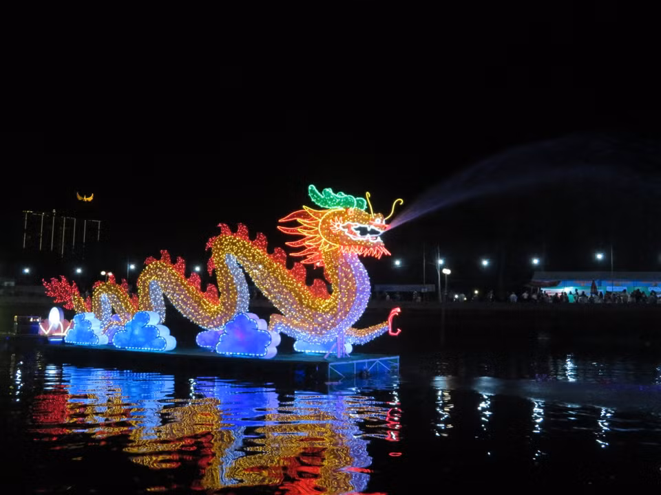 Hình ảnh mô hình hoa đăng rồng phun nước điểm nhấn của sự kiện.(Ảnh: Ánh Tuyết/TTXVN)