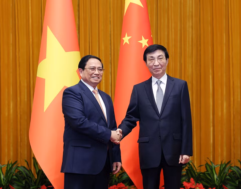 Thủ tướng Phạm Minh Chính hội kiến Chủ tịch Chính hiệp toàn quốc Trung Quốc Vương Hộ Ninh. (Ảnh: Dương Giang/TTXVN)