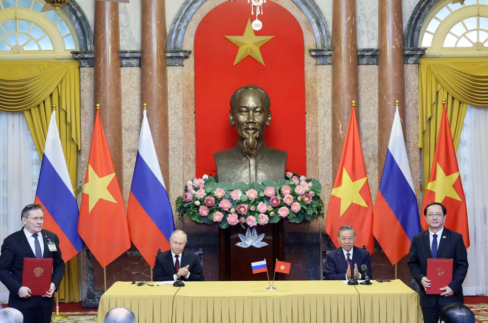 Chủ tịch nước Tô Lâm và Tổng thống Liên bang Nga Vladimir Putin chứng kiến trao các văn kiện đã ký kết giữa hai nước. (Ảnh: Nhan Sáng/TTXVN)