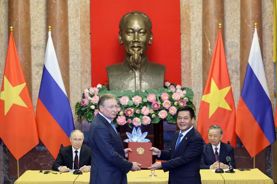 Chủ tịch nước Tô Lâm và Tổng thống Liên bang Nga Vladimir Putin chứng kiến trao các văn kiện đã ký kết giữa hai nước. (Ảnh: Nhan Sáng/TTXVN)