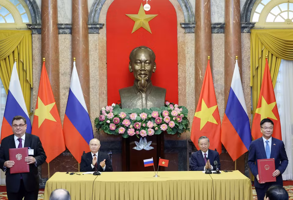 Chủ tịch nước Tô Lâm và Tổng thống Liên bang Nga Vladimir Putin chứng kiến trao các văn kiện đã ký kết giữa hai nước. (Ảnh: Nhan Sáng/TTXVN)