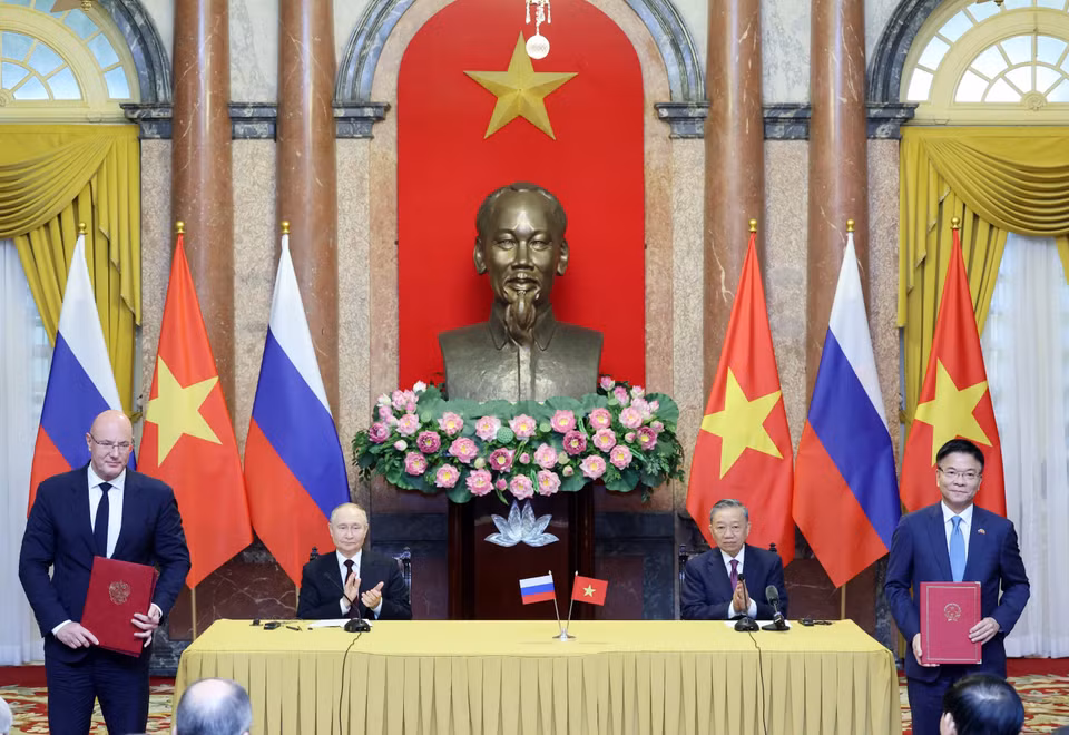 Chủ tịch nước Tô Lâm và Tổng thống Liên bang Nga Vladimir Putin chứng kiến trao các văn kiện đã ký kết giữa hai nước. (Ảnh: Nhan Sáng/TTXVN)