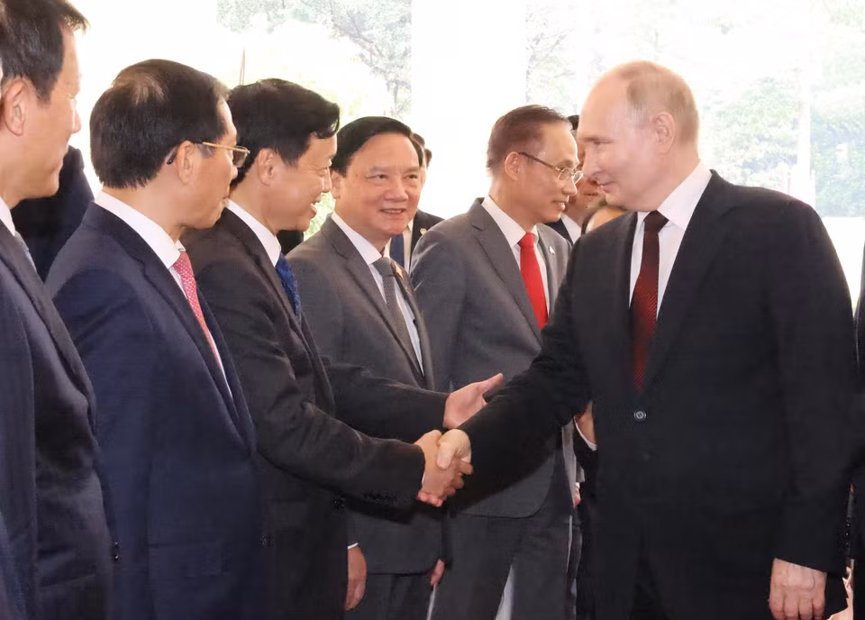 Tổng thống Liên bang Nga Vladimir Putin với các thành viên Đoàn Việt Nam. (Ảnh: Lâm Khánh/TTXVN)