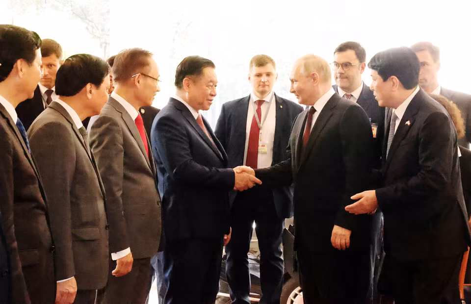 Tổng thống Liên bang Nga Vladimir Putin với các thành viên Đoàn Việt Nam. (Ảnh: Lâm Khánh/TTXVN)