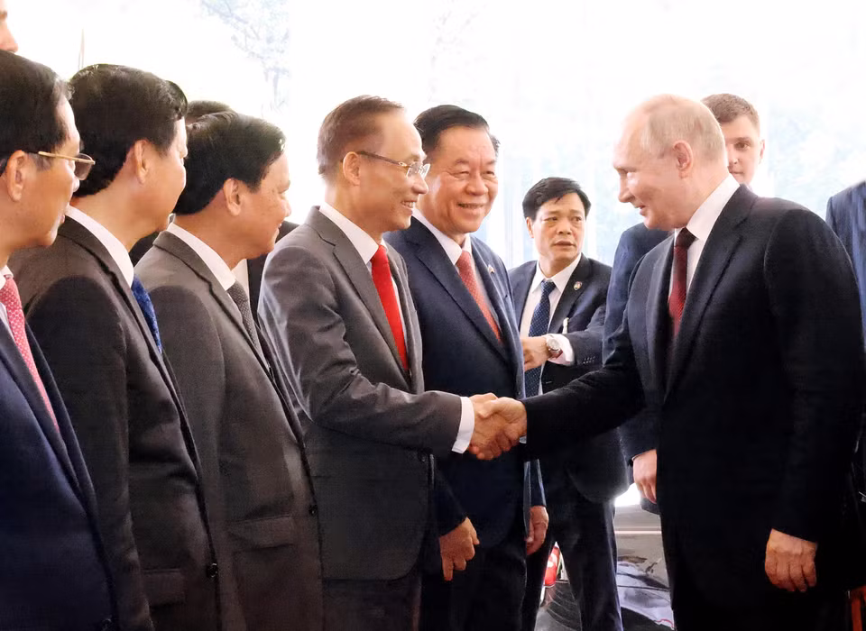 Tổng thống Liên bang Nga Vladimir Putin với các thành viên Đoàn Việt Nam. (Ảnh: Lâm Khánh/TTXVN)