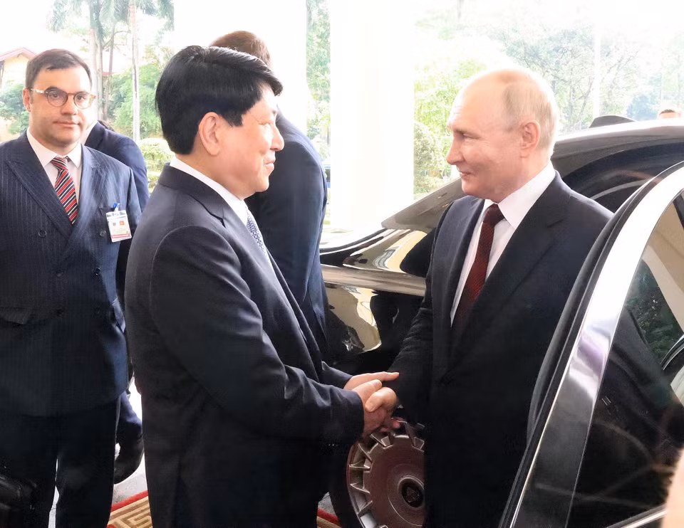 Ủy viên Bộ Chính trị, Thường trực Ban Bí thư Lương Cường đón Tổng thống Liên bang Nga Vladimir Putin tại sảnh Trụ sở Trung ương Đảng. (Ảnh: Lâm Khánh/TTXVN)