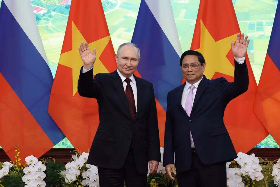 Thủ tướng Phạm Minh Chính và Tổng thống Liên bang Nga Vladimir Putin chụp ảnh chung. (Ảnh: Dương Giang/ TTXVN)