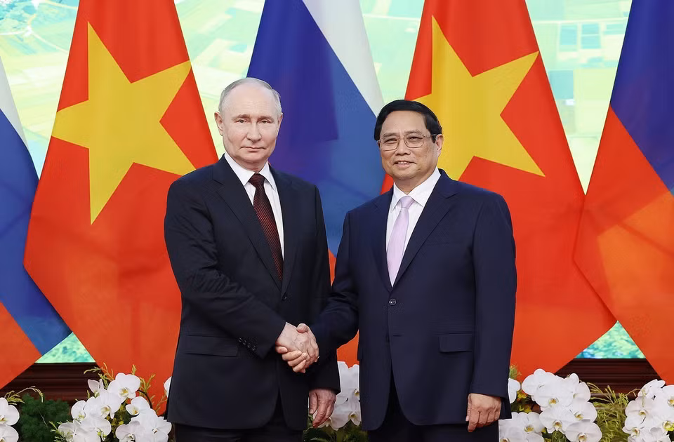 Thủ tướng Phạm Minh Chính và Tổng thống Liên bang Nga Vladimir Putin chụp ảnh chung. (Ảnh: Dương Giang/ TTXVN)