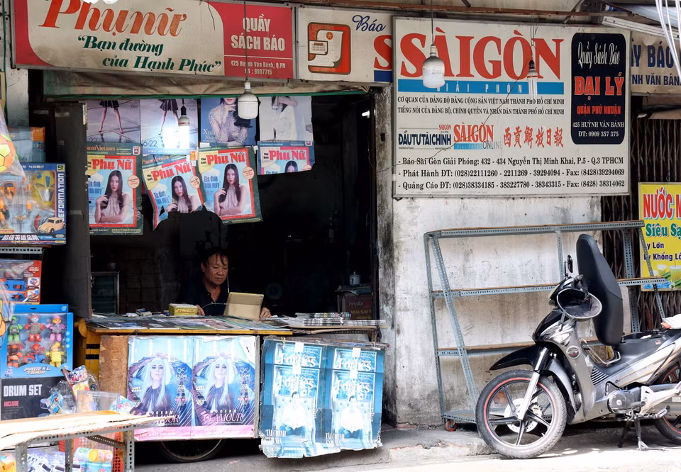 Một sạp bán báo giấy hiếm hoi tại quận Phú Nhuận. (Ảnh: Hồng Đạt/TTXVN)