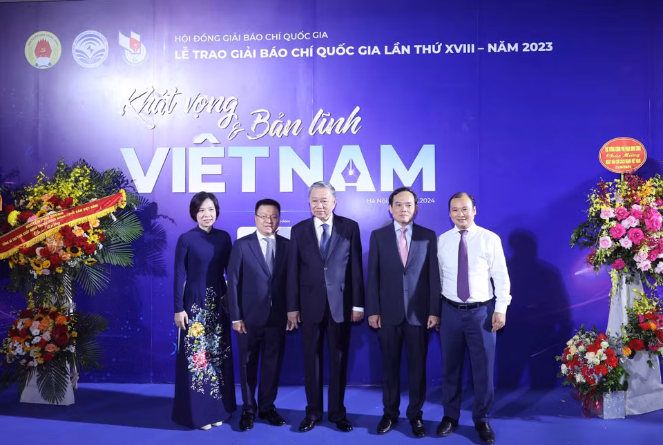 Chủ tịch nước Tô Lâm và các đại biểu tại Lễ trao Giải Báo chí Quốc gia lần thứ XVIII năm 2023. (Ảnh: Nhan Sáng/TTXVN)