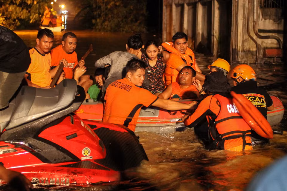 Sơ tán người dân khỏi các khu vực ngập lụt sau khi bão Tembin quét qua Mindanao ngày 23/12. (Nguồn: THX/TTXVN)