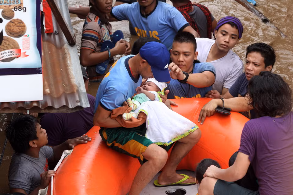Sơ tán người dân sau khi bão Tembin gây mưa lớn và ngập lụt tại Cagayan, Philippines, ngày 22/12. (Nguồn: THX/TTXVN)