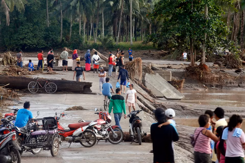 Một cây cầu bị đánh sập trong bão Tembin tại tỉnh Lanao del Norte, Philippines ngày 23/12. (Nguồn: THX/TTXVN)