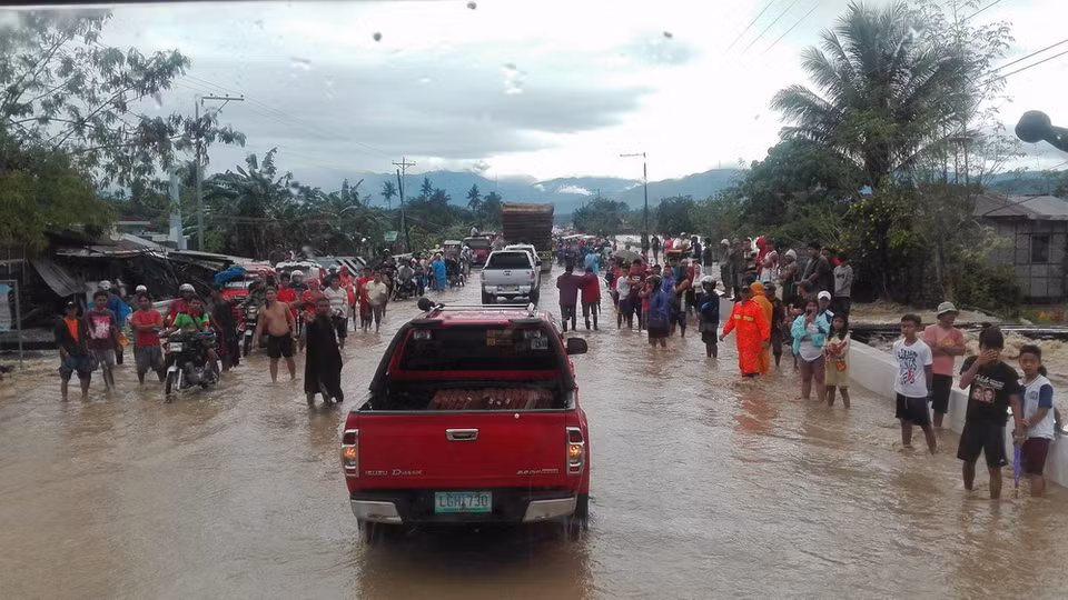 Cảnh ngập lụt sau khi bão Tembin quét qua thành phố Davao, Philippines, ngày 22/12. (Nguồn: THX/TTXVN)