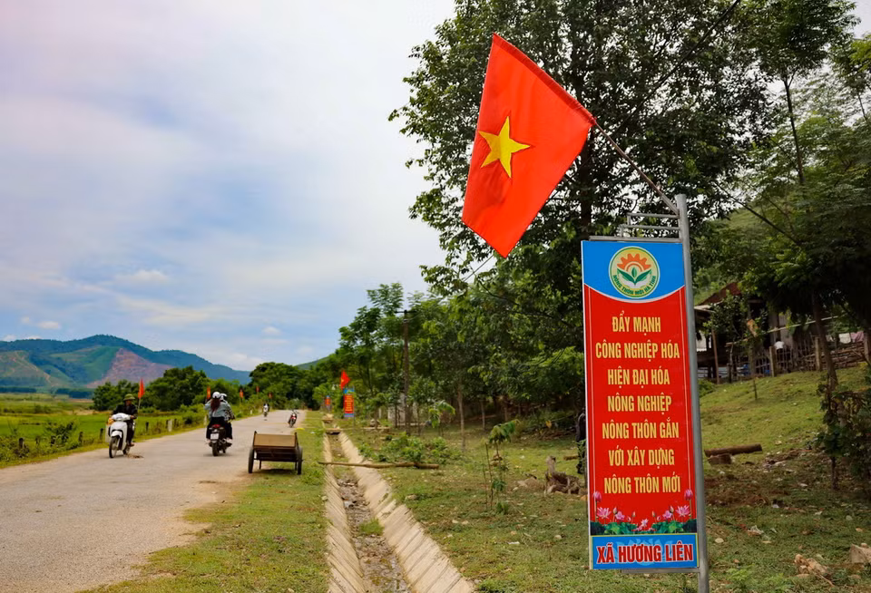 Những lá cờ đỏ sao vàng tung bay trước gió mang theo niềm tự hào dân tộc, như một nét chấm phá giữa bản làng người Chứt. (Ảnh: Thanh Tùng/TTXVN)