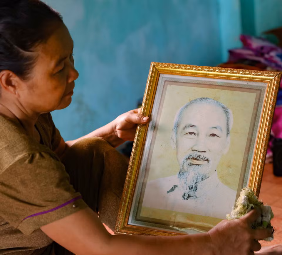 Bức ảnh chân dung Bác Hồ luôn được bà Hồ Thị Nam (sinh năm 1965), đảng viên người Chứt đầu tiên ở bản Rào Tre nâng niu, trân quý như một tài sản tinh thần vô giá. (Ảnh: Thanh Tùng/ TTXVN)