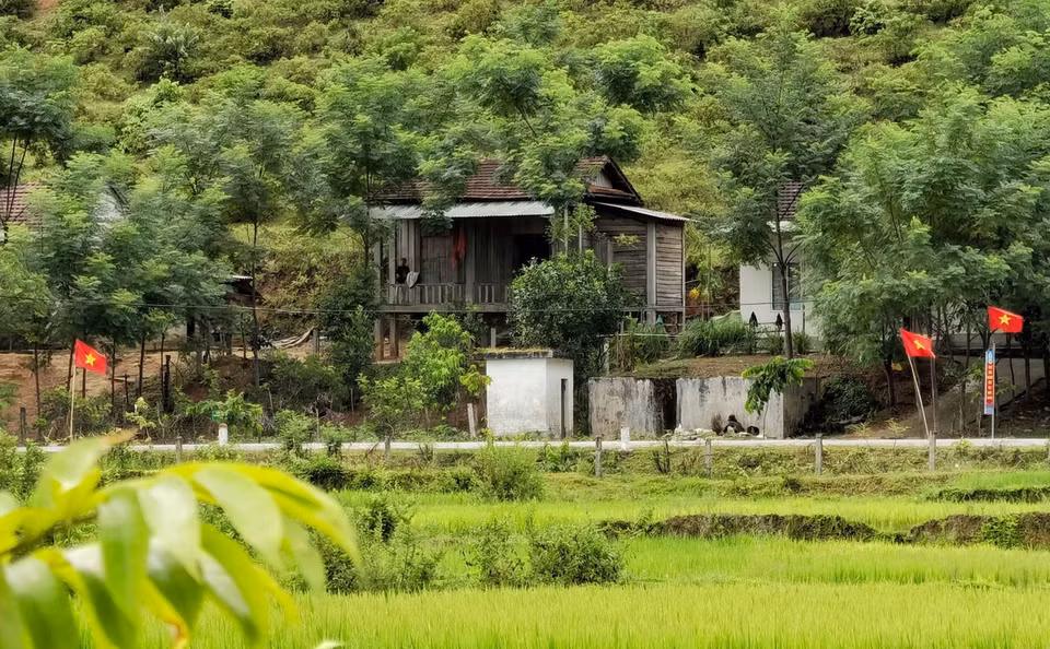 Những lá cờ đỏ sao vàng tung bay trước gió mang theo niềm tự hào dân tộc, như một nét chấm phá giữa bản làng người Chứt. (Ảnh: Thanh Tùng/TTXVN)