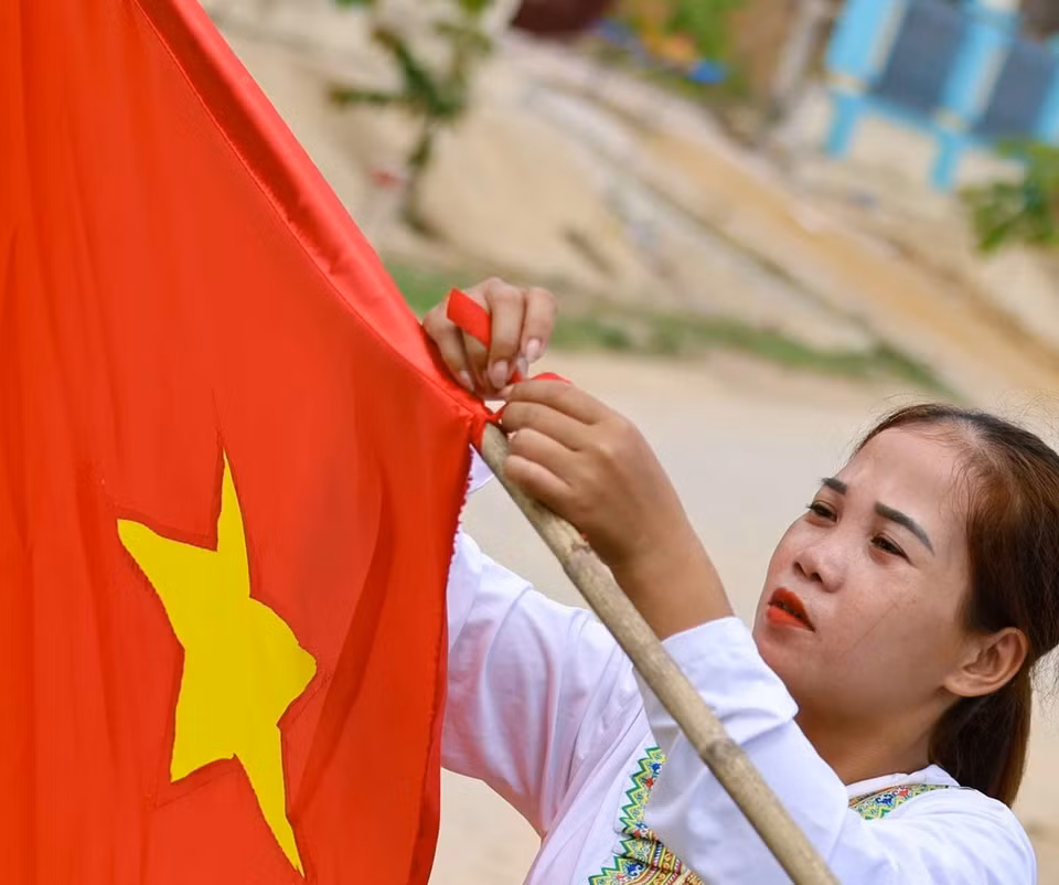 Treo cờ Tổ quốc trong các ngày lễ của đất nước, trong đó có ngày Quốc khánh đã trở thành nét đẹp truyền thống, niềm tự hào của người Chứt ở bản Rào Tre. (Ảnh: Thanh Tùng/TTXVN)