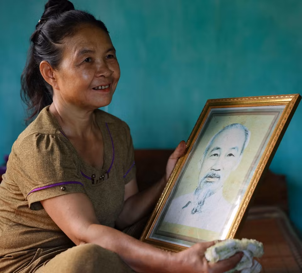 Bức ảnh chân dung Bác Hồ luôn được bà Hồ Thị Nam (sinh năm 1965), đảng viên người Chứt đầu tiên ở bản Rào Tre nâng niu, trân quý như một tài sản tinh thần vô giá. (Ảnh: Thanh Tùng/ TTXVN)