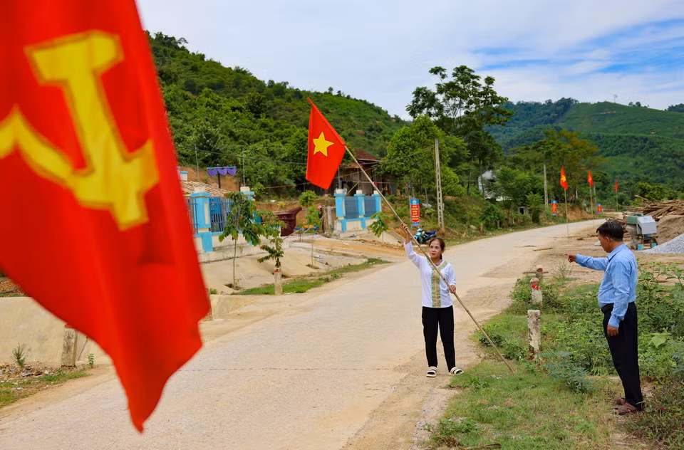 Đồng chí Nguyễn Văn Mận, Bí thư Chi bộ bản Rào Tre triển khai công tác cắm cờ, trang trí chào mừng ngày Quốc khánh 2/9. (Ảnh: Thanh Tùng/ TTXVN)
