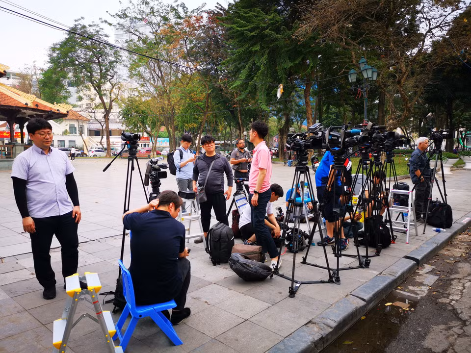 Phóng viên các hãng Reuters, SBS, KBS,... tác nghiệp tại Hà Nội, ngày 19/2. (Ảnh: Thành Đạt/TTXVN)