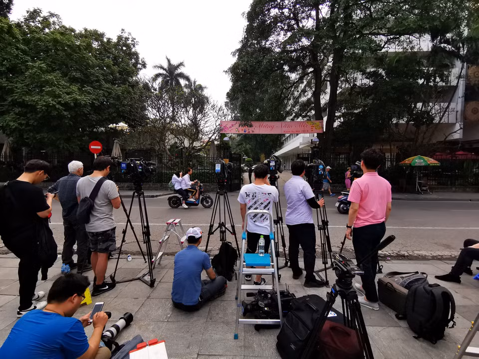Phóng viên các hãng Reuters, SBS, KBS,... tác nghiệp tại Hà Nội, ngày 19/2. (Ảnh: Thành Đạt/TTXVN)