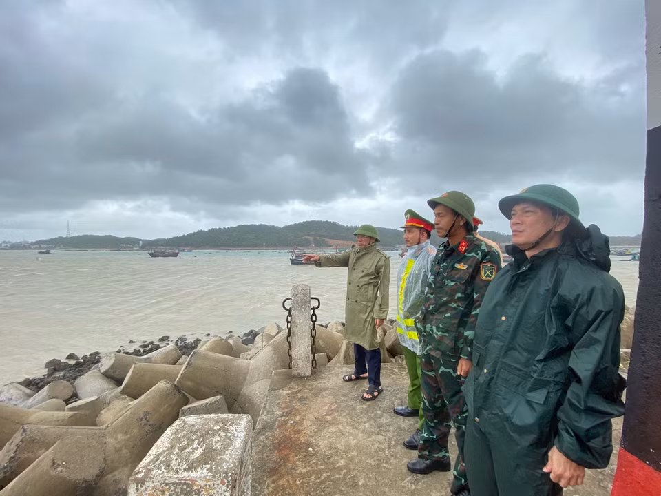 Ban Chỉ huy phòng chống lụt bão Cô Tô, Quảng Ninh kiểm tra tình hình thiệt hại do bão số 2 gây ra. (Ảnh: Đức Hiếu/TTXVN)