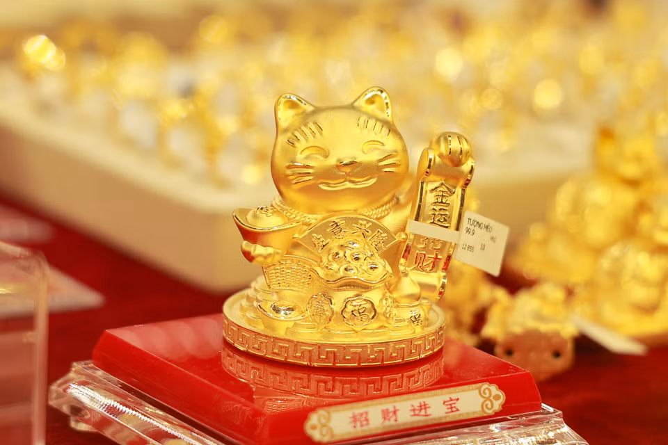 Sản phẩm tượng vàng mèo thần tài thu hút tài lộc. (Ảnh: Minh Hiếu/Vietnam+)